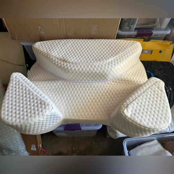 Side Sleeper Pillow - Like New! - Picture 4 of 9